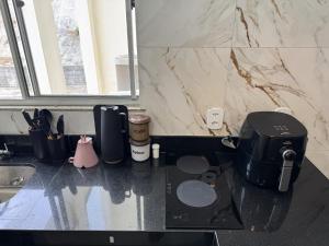 una cucina con un piano di lavoro con una macchina per il caffè di Apartamento Central Próximo da praça Tiradentes e Hospital a Teófilo Otoni