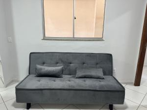 un letto con due cuscini sopra in una stanza di Apartamento Central Próximo da praça Tiradentes e Hospital a Teófilo Otoni Altre 15 foto