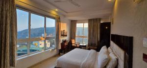 En generel udsigt til bjerge eller udsigt til bjerge taget fra hotellet