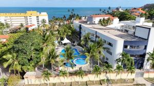 een luchtzicht op een resort met een zwembad en de oceaan bij Pousada Tabatinga in Conde