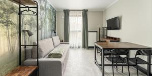 un soggiorno con un divano e un tavolo di Praga Studio Apartments a Varsavia