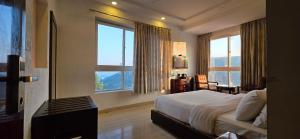 En eller flere senge i et værelse på Vibez Panchgani by Zen Nest + 47 billeder