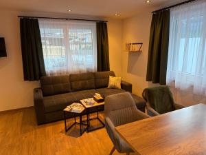 a living room with a couch and a table at Appartement Bergsicht in Leogang