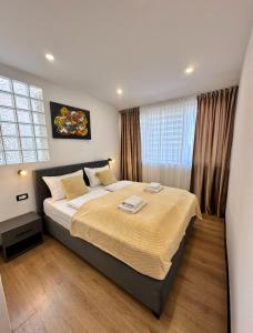 una camera da letto con un letto grande in una stanza di Crolivia Apartments near Arena, center of Pula a Pola (Pula)