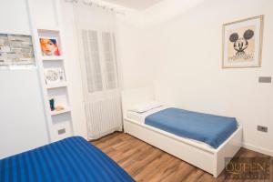 een slaapkamer met 2 bedden in een witte kamer bij QUEEN HOME Emanuelle in Venetië