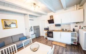 een keuken en woonkamer met een bank en een tafel bij QUEEN HOME Emanuelle in Venetië