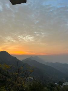 a view of the sunset from a mountain at Revanta Home Stay in Anandpur Sāhib