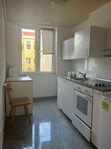 Kuchyň nebo kuchyňský kout v ubytování Apex City Apartment