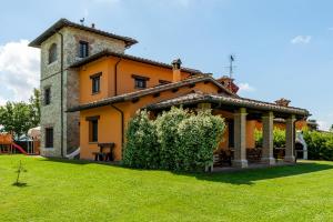 an old house with a gazebo in a yard at La Casa di Betta in Monte Campano