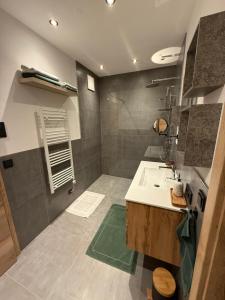 un bagno con lavandino e doccia di Appartement Bergsicht a Leogang
