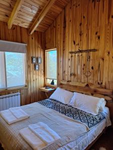 En eller flere senge i et værelse på Parajes del lejano sur cabaña El Cardo