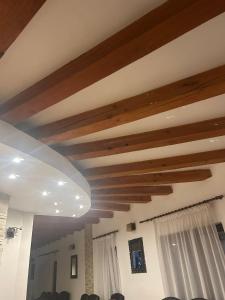 een kamer met houten balken aan het plafond bij Hotel Ana in Bran