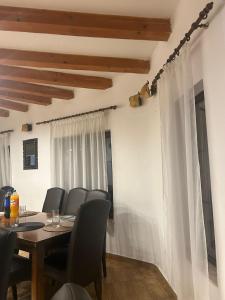 een eetkamer met een tafel en stoelen bij Hotel Ana in Bran