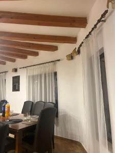 een eetkamer met een tafel en stoelen bij Hotel Ana in Bran +5 foto's