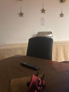 een afstandsbediening die bovenop een tafel ligt bij Hotel Ana in Bran
