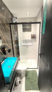 a bathroom with a blue sink and a toilet at Studio de Praia in Matinhos +18 photos