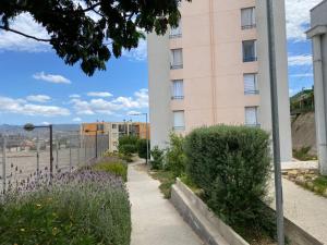 een roze gebouw met paarse bloemen naast een stoep bij Viña Oriente in Viña del Mar