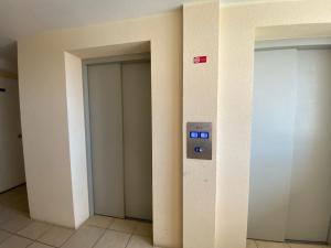 een kamer met twee liften in een gebouw bij Viña Oriente in Viña del Mar