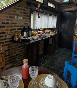 una cucina con tavolo, sedie e bancone di Encanto do Mar Praia do Rosa a Praia do Rosa