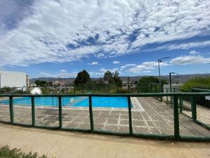 een hek naast een zwembad bij Viña Oriente in Viña del Mar