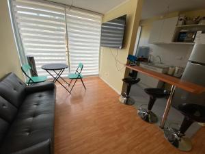 een woonkamer met een bank en een tafel bij Viña Oriente in Viña del Mar