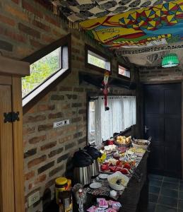 un lungo tavolo con cibo sopra in una stanza di Encanto do Mar Praia do Rosa a Praia do Rosa