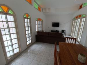 a living room with a couch and a table at Casa Duque Peruíbe in Peruíbe