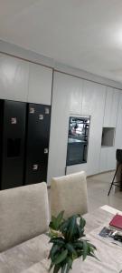 ein Büro mit einem Tisch und zwei Stühlen und einem Schreibtisch in der Unterkunft Hillview Executive Self-Catering House in Blantyre + 9 Fotos