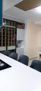 Ein Raum mit Stühlen, einem Tisch und einer weißen Theke in der Unterkunft Hillview Executive Self-Catering House in Blantyre