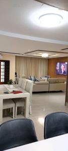 ein Wohnzimmer mit Sofas und einem Flachbildfernseher in der Unterkunft Hillview Executive Self-Catering House in Blantyre