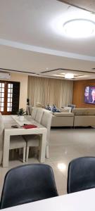 Zimmer mit Stühlen, einem Tisch und einem TV in der Unterkunft Hillview Executive Self-Catering House in Blantyre