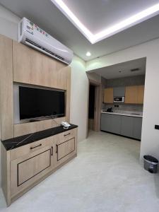 een grote woonkamer met een flatscreen-tv bij افاق بلس للشقق المخدومه in Hafr Al Baten