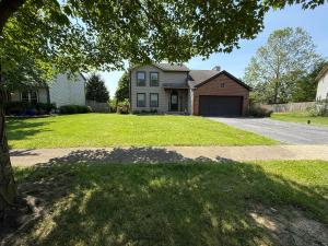 een huis met een grote tuin met oprit bij Private Cul-de-Sac Oasis 4BR in Grove City