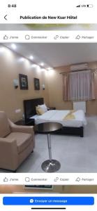 een foto van een hotelkamer met een bed en een tafel bij Hotel kssar in Oran