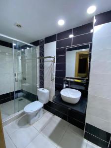 een badkamer met toilet, douche en wastafel bij Hotel kssar in Oran +4 foto's