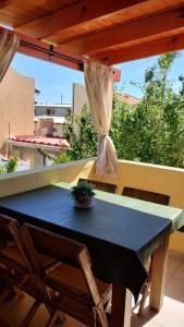 une table bleue et des chaises sur un balcon dans l'établissement Apartamento Confortable Samai Huasi, à Las Grutas