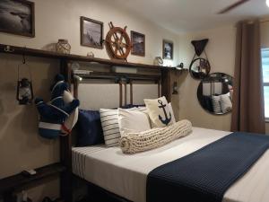 Giường trong phòng chung tại Apartment near Grace Bay Beach