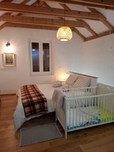 En eller flere senge i et værelse på Sea house Škapulo