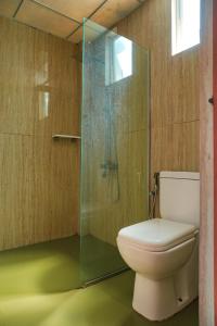 une salle de bains avec toilettes et douche en verre dans l'établissement Grand Ranketha Resort, à Kalutara 10 autres photos
