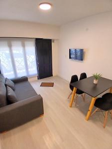 un salon avec un canapé et une table dans l'établissement Departamentos Necochea Playa, à Necochea 53 autres photos