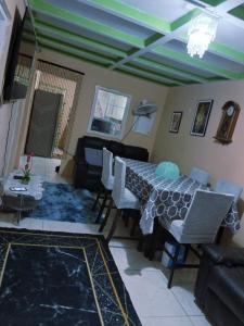 een woonkamer met een tafel en een bank bij Portmore House in Passage Fort +8 foto's