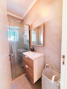 a bathroom with a sink and a shower at Maty's Place in Mafra +28 photos