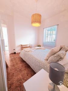 a bedroom with a bed and a lamp at Maty's Place in Mafra