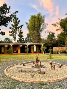 een tuin met een bank voor een gebouw bij Mae on country home in Ban On Luai