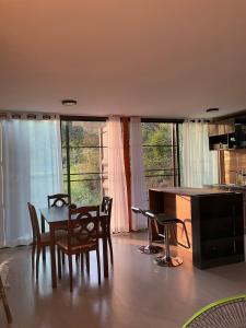 een keuken met een tafel en stoelen in een kamer bij Mae on country home in Ban On Luai +3 foto's