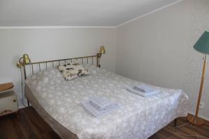 En eller flere senge i et værelse på Per Larsgård + 4 billeder