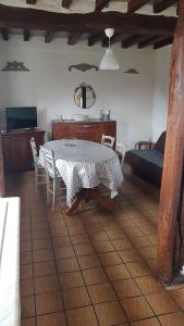 een eetkamer met een tafel en stoelen in een kamer bij LA Chataigne in Santranges +5 foto's