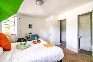 een slaapkamer met een groot wit bed en een dienblad bij Jungle House Luxury Homes - Columbus Downtown Short North - Steps to Convention Center & Nationwide Arena - Sleeps up to 6 - Free Parking - Over 5,800 Five Stars in Columbus +37 foto's