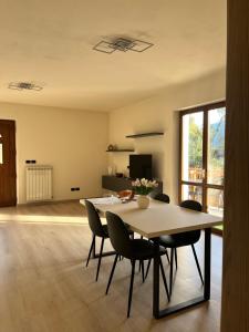 a dining room with a table and chairs in a room at Casa L'Oliver in Limone sul Garda
