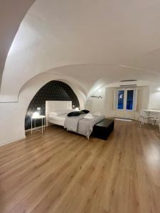 een grote slaapkamer met een bed en een houten vloer bij VagaLuna Short Stay in Catania